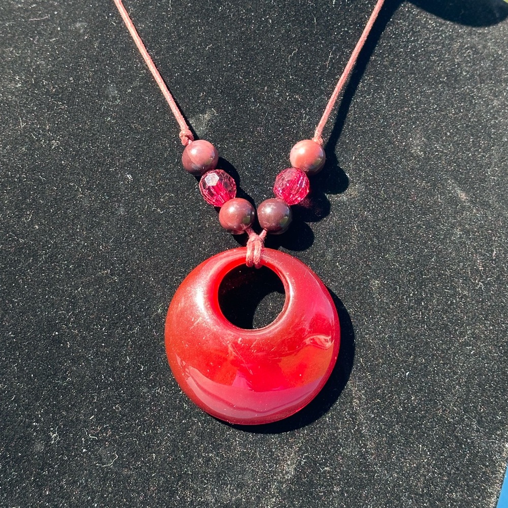 Vintage Red plastic pendant cord necklace ❤️💋✨